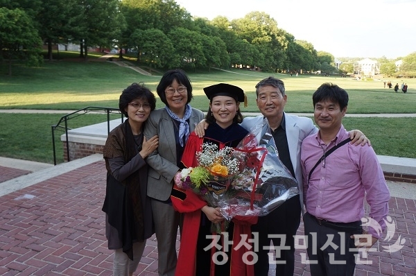 박사학위를 받고 부모님과 함께(오른쪽 두번째 김병조씨, 왼쪽 첫번째 김현숙씨)