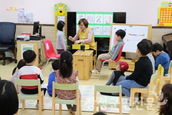 사창유치원 유아들과 즐겁게 수업을 하고 있는 이채영 선생님.