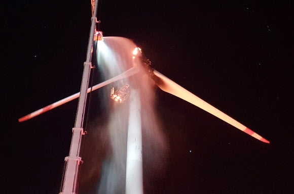 22일, 인천시 옹진군 영흥화력발전소 풍력발전기에서 불이 나 날개 3개 중 1개가 소실됐다.(사진=인천 송도소방서 제공)