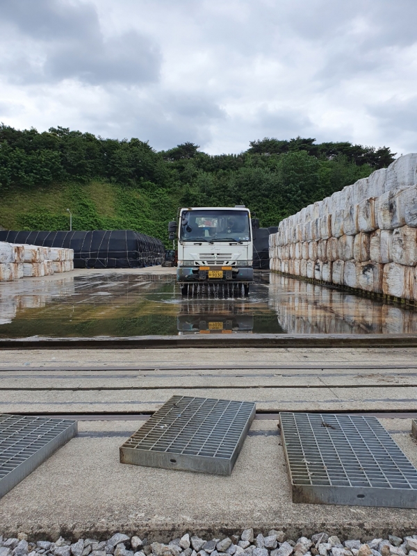 17일 서삼 복합물류터미널 SRF 야적장 인근을 살수차를 동원해 청소하고 있는 모습