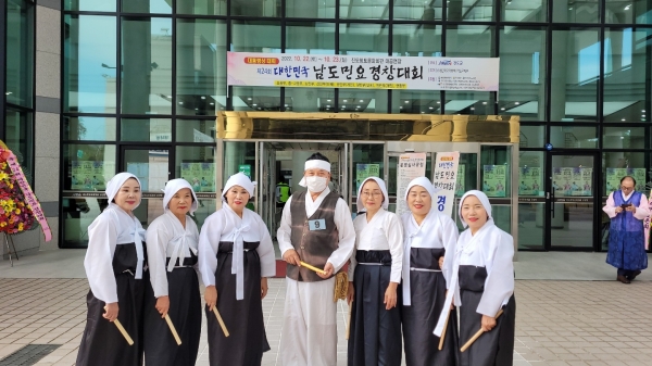 제24회 대한민국 남도민요경창대회서 신인부 단체 대상을 받은 장성 국악협회 회원들
