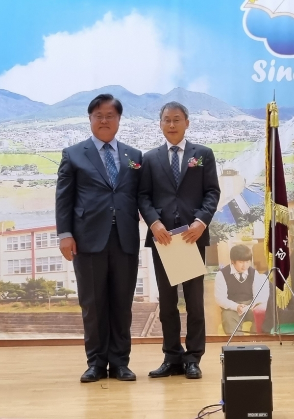 서춘경 회장이 김종서 교장에게 신입생 입학축하금을 전달했다.