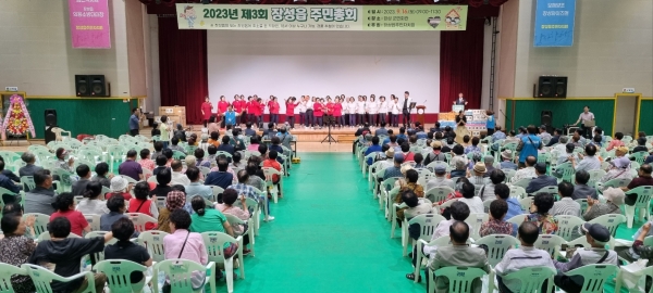장성읍 주민자치회 노래교실 회원들의 식전 공연