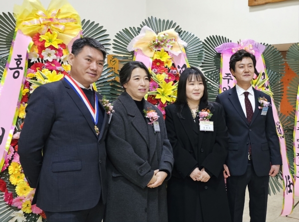 (왼쪽부터)김종석·김광식 이·취임 회장 내외